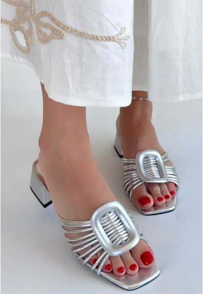 Anca Gümüş Rugan Topuklu Terlik