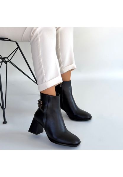 Kanda Siyah Cilt Topuklu Bot
