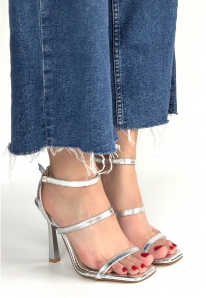 Umira Gümüş Rugan Topuklu Bilekten Kemerli Ayakkabı