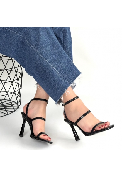 Umira Siyah Rugan Topuklu Bilekten Kemerli Ayakkabı